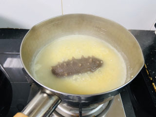 14、小米炖海参,放入提前泡发的海参煮三分钟