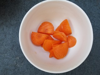 1、韩式炒年糕,先切点胡萝卜片