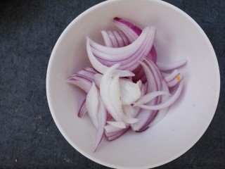 2、韩式炒年糕,再切点洋葱