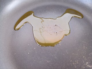 5、韩式炒年糕,锅里热油