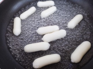 11、韩式炒年糕,把年糕倒进去，然后开中火煮