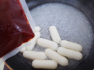 12、韩式炒年糕,倒入辣酱