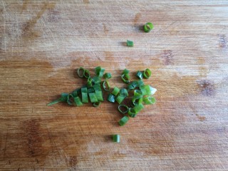 8、十味 八珍豆腐,葱洗净切葱花备用。