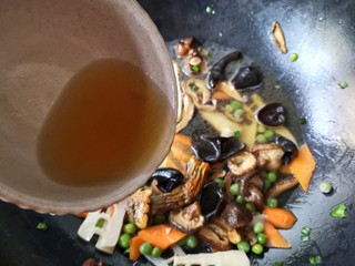 15、十味 八珍豆腐,加入留出的那碗泡发菌菇的水。