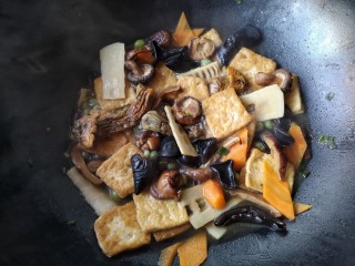 19、十味 八珍豆腐,出锅前加一丢丢白糖提鲜，大火收汁。