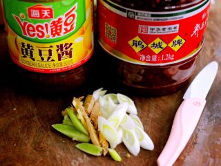 3、豆瓣酱羊蝎子,葱姜切片、这是我用的调料