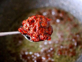 5、豆瓣酱羊蝎子,加入郫县豆瓣酱