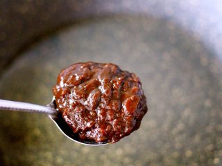 6、豆瓣酱羊蝎子,再加入海天豆瓣酱进行煸炒出香味