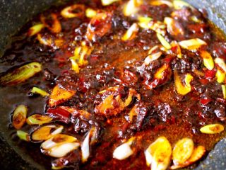 8、豆瓣酱羊蝎子,小火慢慢炒出红油