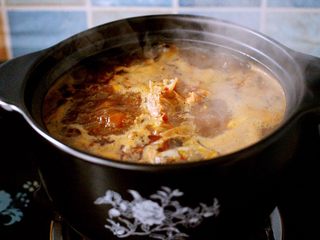 13、豆瓣酱羊蝎子,大火煮沸后