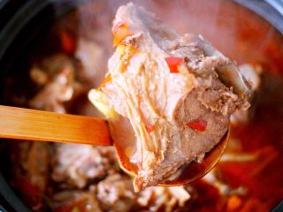 15、豆瓣酱羊蝎子,加入鸡精调味即可