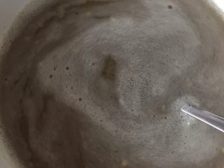 1、肉粽子,没有新鲜花椒，我用了干花椒替代，花椒捣成面，大蒜捣碎，加入水和盐，盐要足够多，备用