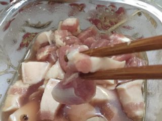 3、肉粽子,猪肉切成小块，用大蒜花椒盐水腌制备用