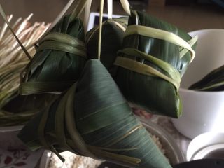 11、肉粽子,包含的粽子放到锅里，加冷水，再烧火煮，我用压力锅煮的，压了两次，糯米就被煮的很烂了，很烂了吃才美味