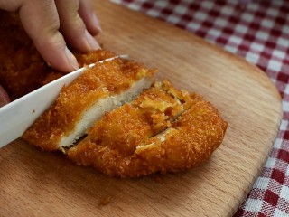 14、香酥鸡排,然后用刀将炸好的鸡排切成条