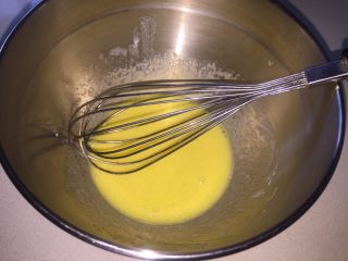 2、一口肉松小贝+#美食拔草大作战#,加入全蛋液继续搅拌。