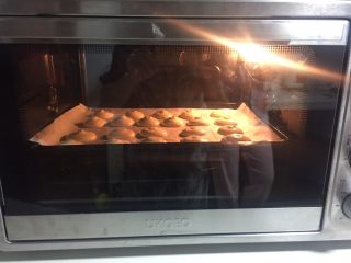 12、一口肉松小贝+#美食拔草大作战#,送入提前预热好的烤箱,上火160度下火150度烤12分钟左右。