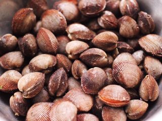 1、蒜蓉菠菜拌毛蛤,买回家的毛蛤,放入大一点的盆子里。