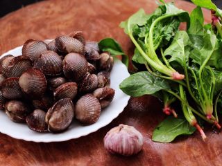 4、蒜蓉菠菜拌毛蛤,把菠菜摘洗干净。