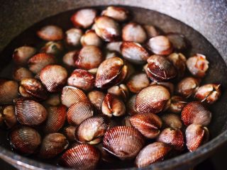 5、蒜蓉菠菜拌毛蛤,锅中倒入适量的清水,放入洗净的毛蛤,我这是2斤毛蛤。