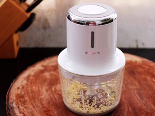 11、蒜蓉菠菜拌毛蛤,大蒜去皮后,放入东菱无线绞肉机里绞碎。