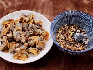 14、蒜蓉菠菜拌毛蛤,把煮熟的毛蛤扒出肉来备用。