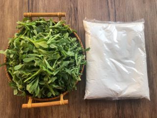 1、清明粿,首先来准备食材：清明草500g，粳米粉500g