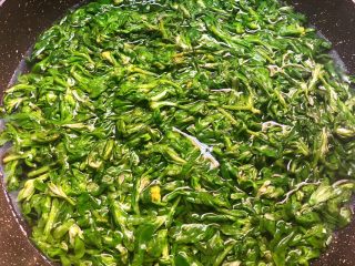 2、清明粿,把清明菜挑掉杂物，清洗干净，锅里放入半锅水烧开，把洗干净的清明菜放入焯1分钟。