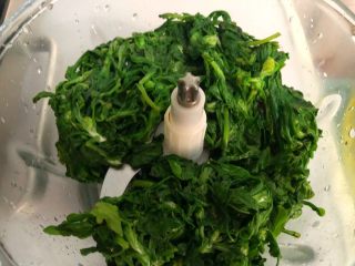 3、清明粿,清明菜焯好用冷水冲凉，清洗干净，放入料理机打碎。