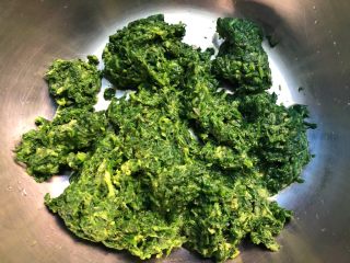 4、清明粿,把打碎的清明菜放入大碗里。