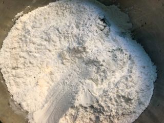 5、清明粿,加入适量盐，再加入粳米粉。