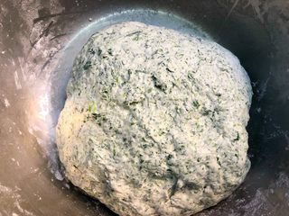 6、清明粿,把粳米粉和清明菜用手揉成团就可以了（如果揉的时候太硬，可以加少许水一起揉）。