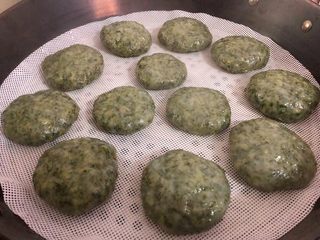 8、清明粿,这是蒸好的样子，刚蒸出来粉可以直接吃了。