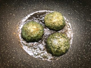 9、清明粿,也可以放油锅里煎至两面黄黄的，煎一下吃更香哦。