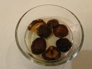 3、电饭煲+日式油饭,冷水泡干香菇