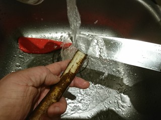 4、电饭煲+日式油饭,牛蒡在水下邊沖邊用到背刮去外皮，輕輕的刮就可以。