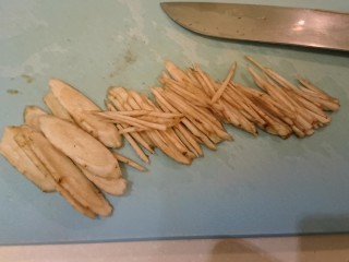 5、电饭煲+日式油饭,牛蒡切片後再切絲。不需要太細。