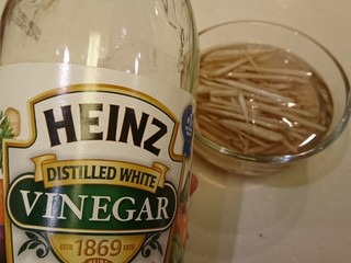 6、电饭煲+日式油饭,牛蒡泡水，加入1T白醋泡著避免氧化發黑。