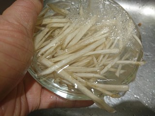 7、电饭煲+日式油饭,泡醋水的牛蒡使用前清水沖洗下，去掉醋味。