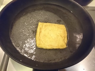 8、电饭煲+日式油饭,起熱水，燙洗一下油豆腐皮，洗掉多餘的油脂。