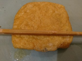 9、电饭煲+日式油饭,用筷子擀一擀，這動作可以讓油豆腐正反面分離。