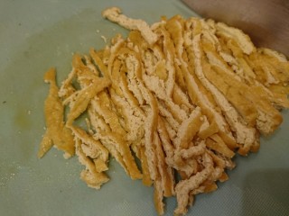 11、电饭煲+日式油饭,將油豆腐皮切絲