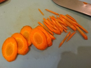 14、电饭煲+日式油饭,紅蘿蔔切絲