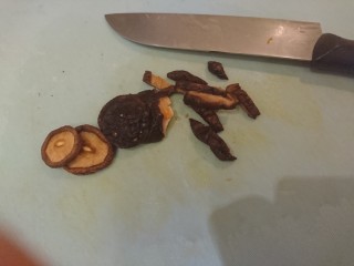 15、电饭煲+日式油饭,香菇捏乾水，去蒂切絲