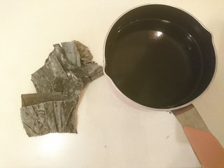 17、电饭煲+日式油饭,昆布5*5大小準備6片，2杯米配2.5杯的水