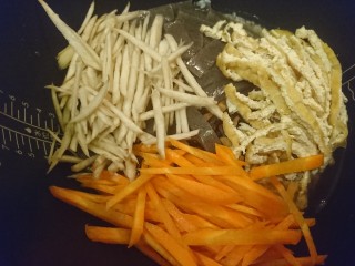 22、电饭煲+日式油饭,步驟16的五種配料加入