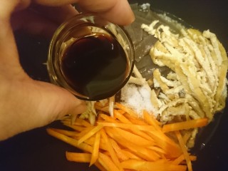 23、电饭煲+日式油饭,調味料全加入