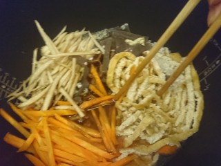 24、电饭煲+日式油饭,攪拌攪拌，讓調味料溶解，配料混合均勻。