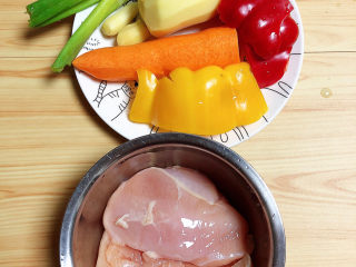 1、咖喱鸡肉土豆,准备好食材。鸡胸肉、土豆、胡萝卜、红黄椒、葱姜。