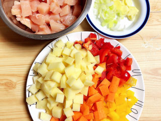 2、咖喱鸡肉土豆,食材切好待用。